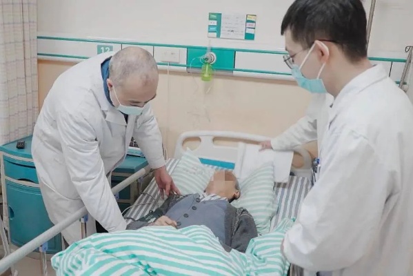 重庆<em>友谊骨科医院</em>成功施行高难度椎体压缩骨折手术，89岁老人重获健康