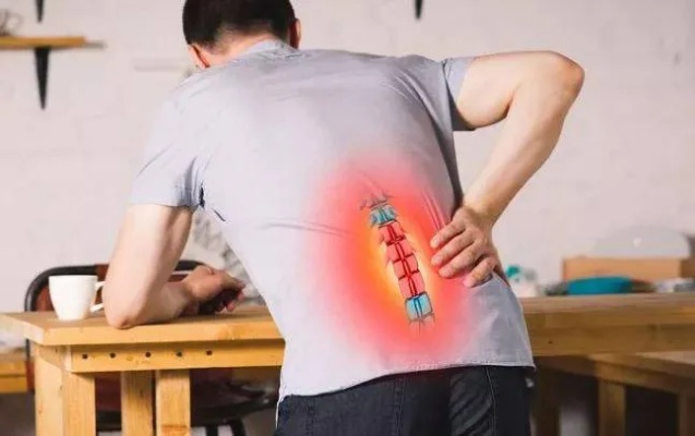 <em>郴州骨科医院</em>温馨提示：一弯腰就腰疼？可能预示腰部出现了这些问题！
