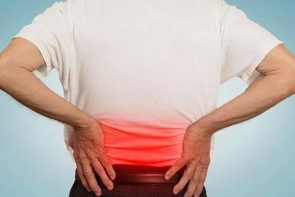 <em>郴州骨科医院</em>提醒：年轻人腰背疼痛、晨起僵硬，小心强直性脊柱炎！