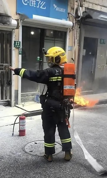 <em>平望</em>街一电瓶车电瓶燃烧起火 消防及时处置