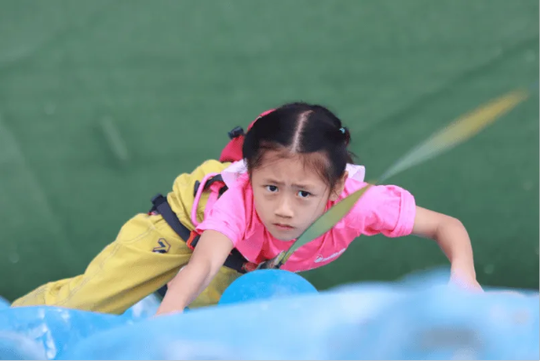 历史最佳！<em>温州</em>10岁女孩勇夺亚洲少年攀岩赛冠军