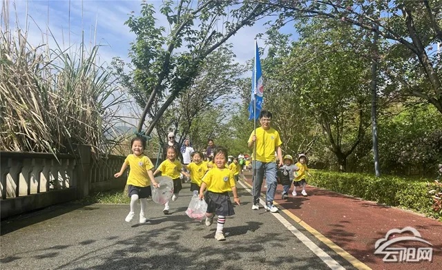 <em>双江</em>小学幼儿园开展“爱在春天，乐在自然”亲子实践活动
