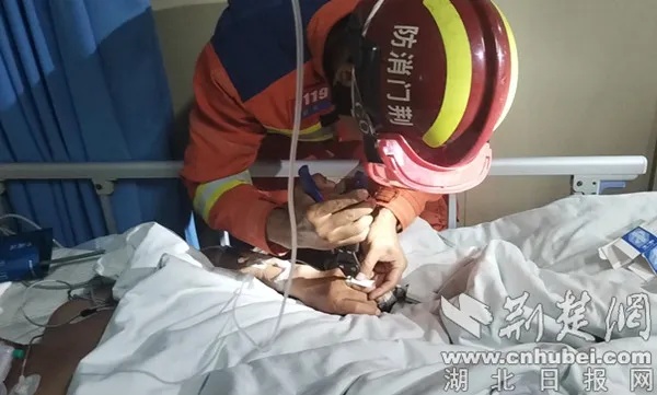 湖北<em>荆门</em>：<em>医院</em>患者戒指卡手，消防员进病房做“手术”