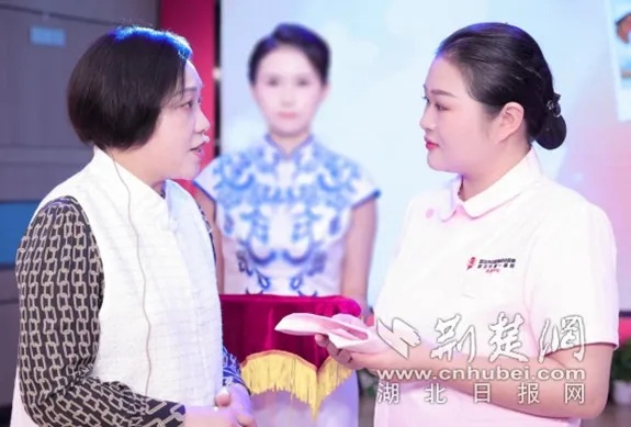 <em>武汉</em>市第一医院举行国际护士节表彰活动 37年护龄前辈赠送“护理三宝”
