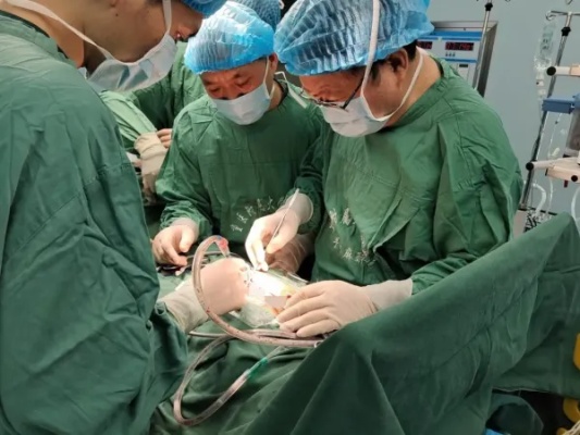 <em>重庆</em>医科大学附属大学城医院成功完成骶骨肿瘤切除术