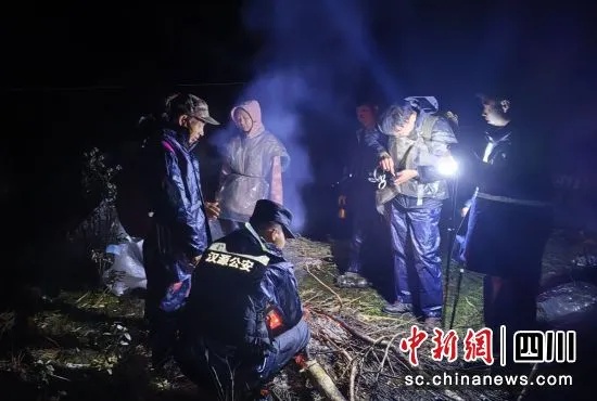 <em>雅安</em>汉源：3名游客被困深山 警民联合成功营救