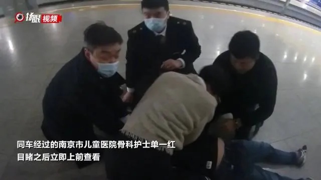 男子火车站晕倒同车护士跪地急救#护士.来自<em>上海</em>吃喝玩乐fun-微博