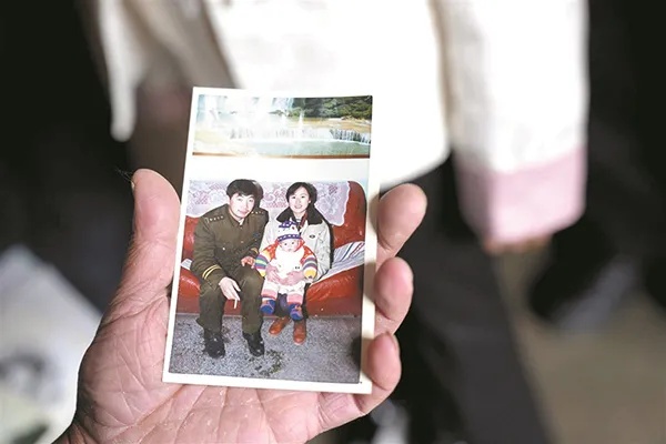 <em>安徽</em>男子驾车坠崖26年后赴湖北谢恩！救他的民警已因公牺牲