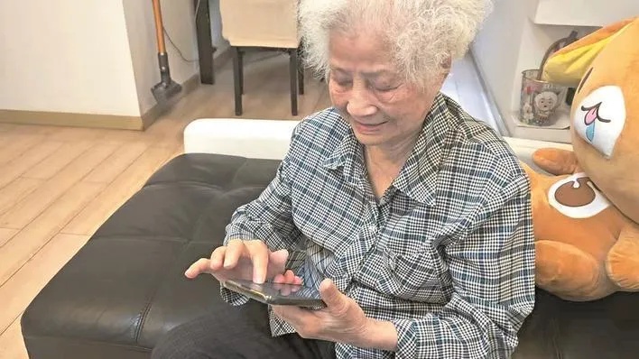 91岁“<em>医生</em>奶奶”网上帮看病 退休后她坚持义诊30余年