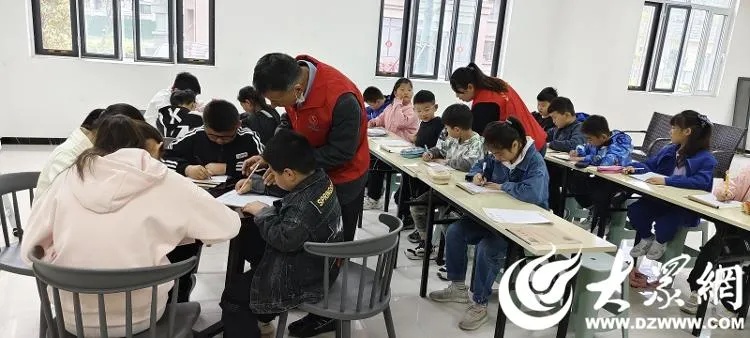 <em>梁山县水泊</em>街道德馨社区开展儿童硬笔书法公益培训活动
