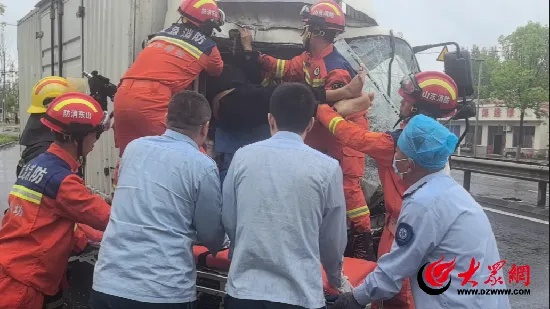 <em>潍坊</em>迎来强对流天气 国道两车相撞两人被困 诸城消防成功救援