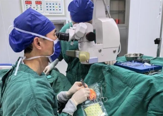 <em>南宁</em>爱尔眼科|15岁男孩成功完成角膜移植手术，告别角膜白斑，眼中再次散发光芒