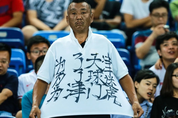 中国足坛的队徽<em>队名</em>，好像一个巨大的动物园