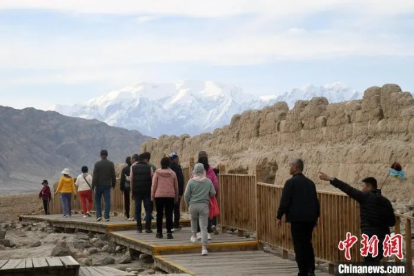 新疆<em>喀什</em>地区旅游业快速复苏 前4月接待国内<em>游客</em>同比增长74%-