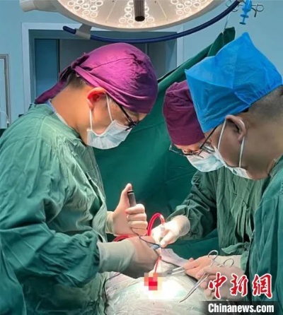 上海<em>专家</em>徒手植入14枚螺钉为14岁女孩拉直变形脊柱