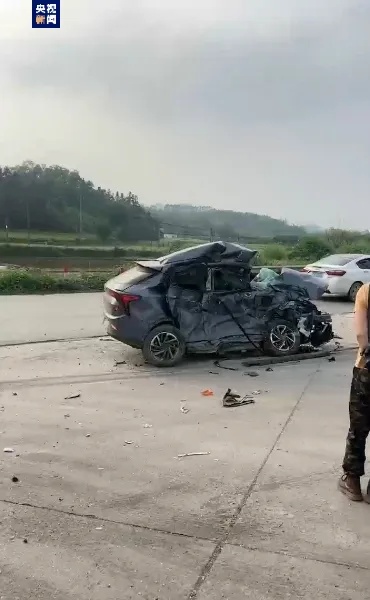<em>广西鹿寨县</em>发生一起小轿车与县域班车碰撞交通事故，3人死亡