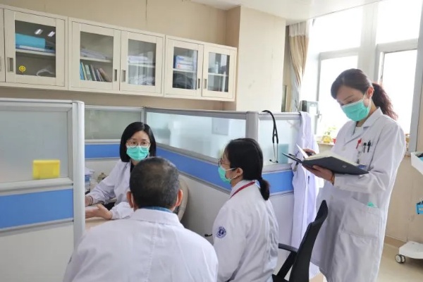 长三角经济带中西医肿瘤防治项目启动，上海专家走进江阴<em>医院</em>
