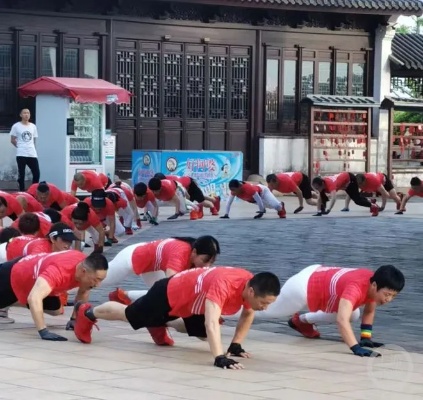 苏州健身团队“鳄鱼爬”视频上热搜 <em>专家</em>:坏处多于好处