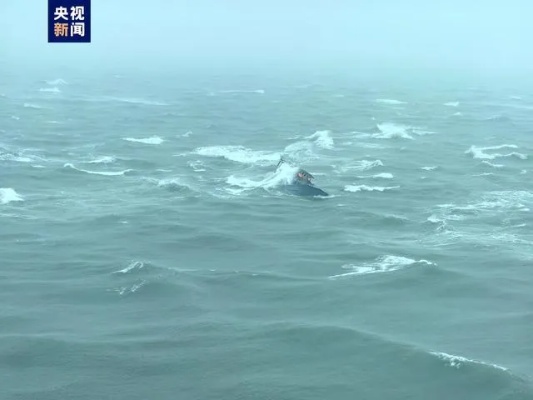 三亚一渔船搁浅<em>3</em>人遇险，直升机远距离成功施救