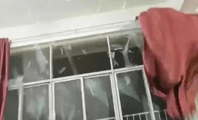 <em>江西</em>一高校教室玻璃因暴雨爆裂，校方：有部分学生受伤