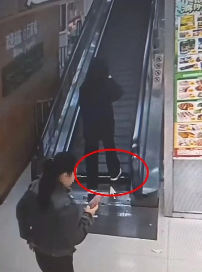 <em>上海</em>一超市自动扶梯故障致女子下半身卷入被困1小时，家属发声