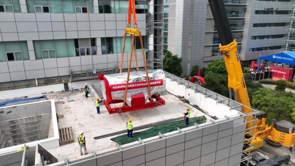 超小型质子加速器在武汉<em>光谷同济医院</em>完成吊装