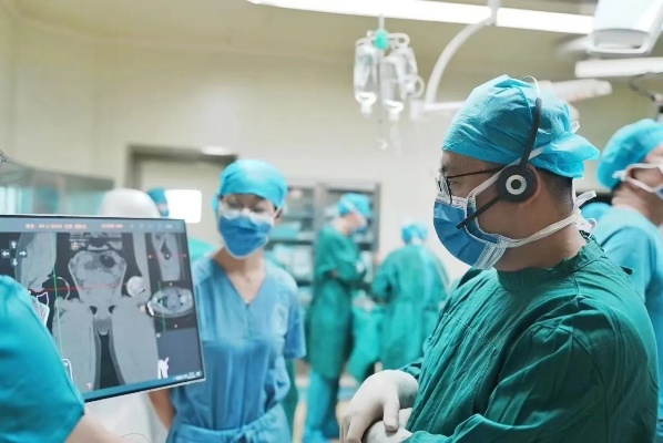 锟铻®手术机器人完成南疆首台髋膝置换手术，元化智能助力新疆进入智能<em>骨科</em>时代|