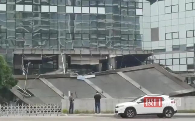 重庆一家<em>医院</em>大门玻璃顶棚垮塌，院方称“将升级改造”街道办回应