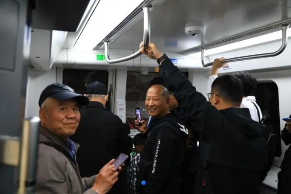 <em>青岛</em>地铁6号线一期正式开通 城市轨道交通迎来新篇章