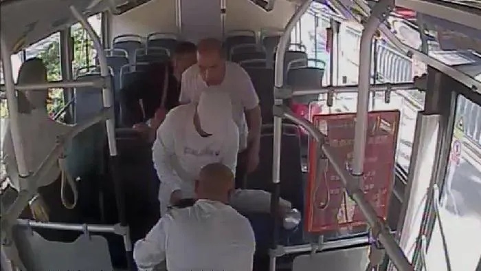 男子突然晕倒在<em>公交</em>车厢内不断抽搐，司乘和热心乘客伸手相助
