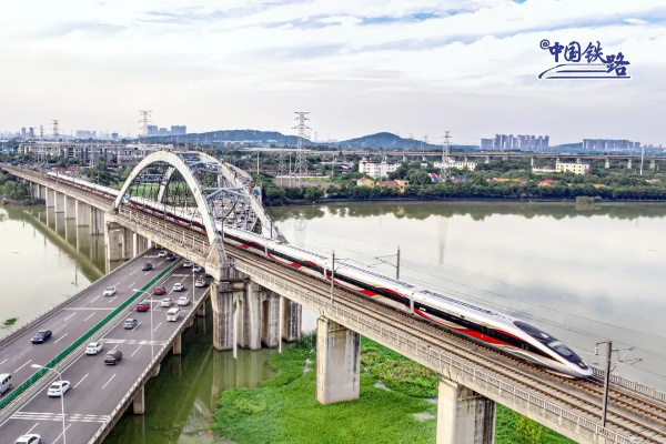 6月15日起，武汉至广州间<em>复兴</em>号动车组可常态化按时速350公里运行