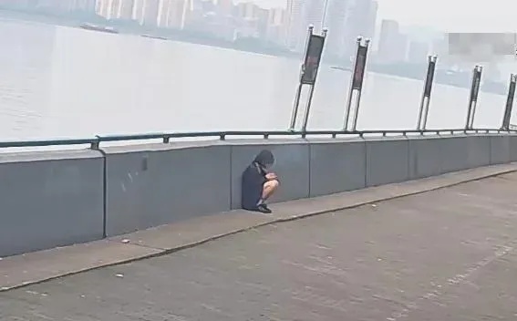 凌晨，<em>杭州</em>20岁姑娘坠入钱塘江，离岸8米高！一个身影突然冲了过来