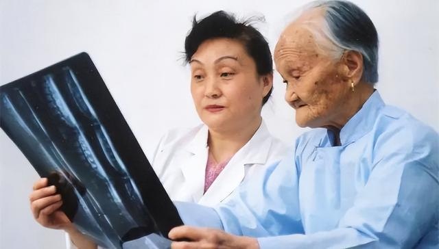 “双桥老太太”<em>罗有明</em>，行医90年的正骨大师，她的一生令人赞佩|<em>骨伤科</em>_网易订阅