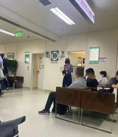 秦岚低调在<em>北京协和医院</em>就医照片被爆，感叹明星看病也不容易！
