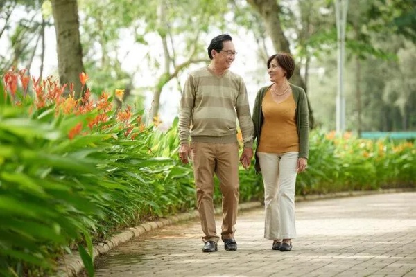 走路是长寿的良药！医生提醒：到了60岁，走路牢记“6要素”肌肉|髌骨|骨质增生|人工膝<em>关节</em>_网易订阅