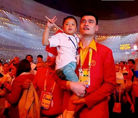 <em>汶川地震</em>9岁小英雄，被姚明抱上奥运，发誓考清华，如今过的怎样