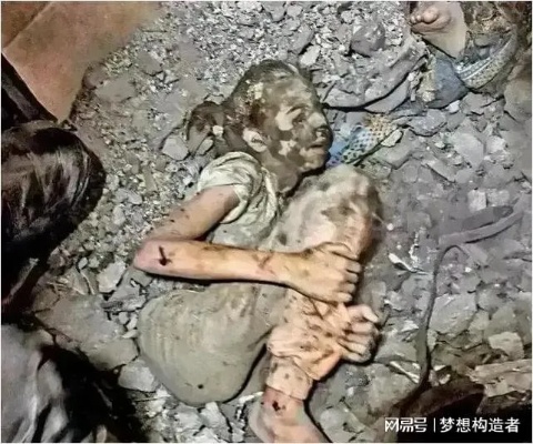 <em>真实图片</em>！乌克兰女兵阵亡后，凄凉的躺在野外，裤子和鞋被人抢走