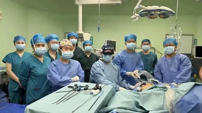 世界首例！中国<em>医生</em>戴着Apple Vision Pro完成一例肿瘤根治术