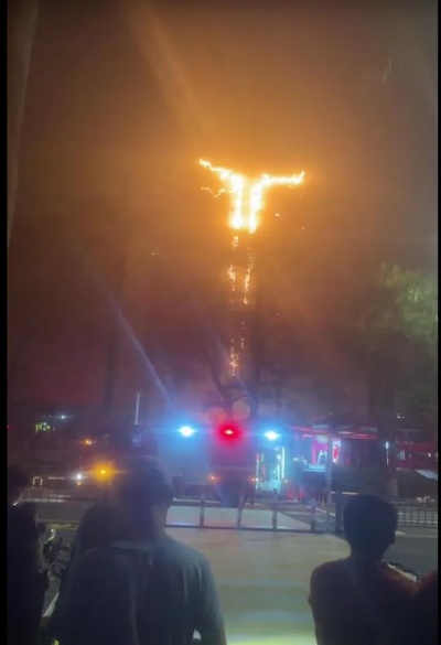 <em>东莞</em>一万达广场外立面凌晨起火，当地消防回应：未造成人员伤亡