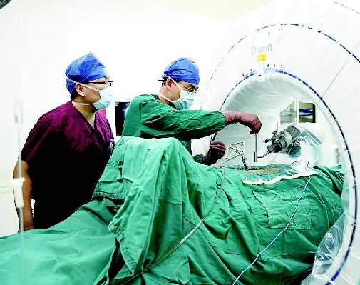 山医大二院：<em>骨科</em>机器人辅助 实施精准脊柱矫治手术