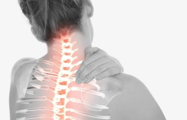 <em>骨科专家</em>：你的颈椎病恐怕是自找的！5个动作拯救“僵硬脖”