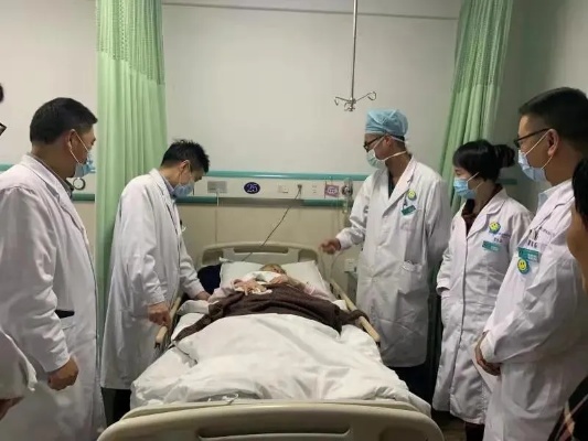 <em>奉化新桥骨科</em>医院让90岁高龄股骨颈骨折老太重新站立！