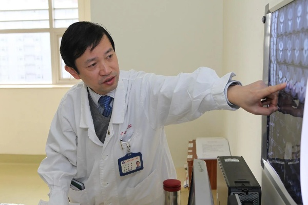 两次瘫痪的病人重新感知肌肉力量！<em>上海</em>这位<em>骨科</em>医生挑战高难度手术，在国际上一路“领跑”