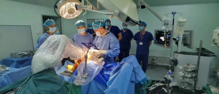 推动中国技术出海，上海<em>九院骨科专家</em>为国外同行实力演绎国产手术机器人辅助全膝关节置换手术