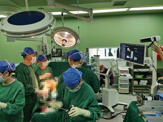 川大<em>华西医院骨科</em>完成中国西南地区首例国产机器人辅助全膝关节置换手术