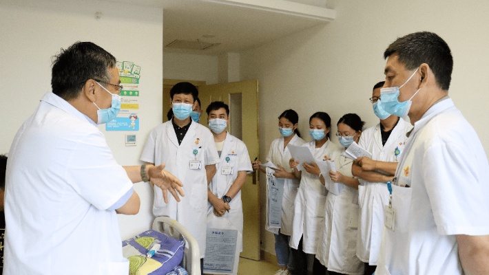 两位不同领域专家来到<em>贵州华夏骨科医院</em>疼痛病房，患者说你们最大毛病就是…刘教授