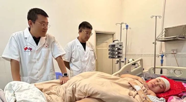 <em>中国</em>援柬军医助柬埔寨实施柬首例机器人辅助脑出血病人手术