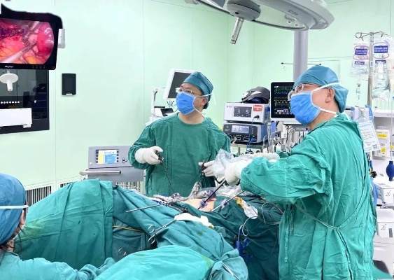 北京积水潭<em>医院</em>妇产科MDT团队首次实施腹腔镜下NOSES新术式，成功为中年女性解除经期困扰