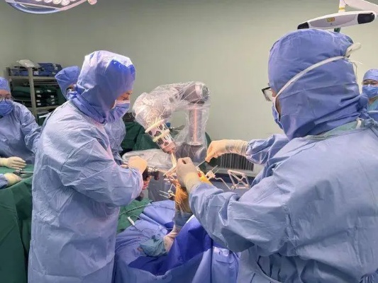 首次！机器人出手了！通州<em>潞河医院</em>一75岁患者成功置换全膝关节，国际专家现场围观！
