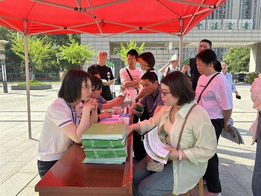 <em>武汉</em>市常青第一中学举办校园开放日，学生志愿者也成家长咨询对象